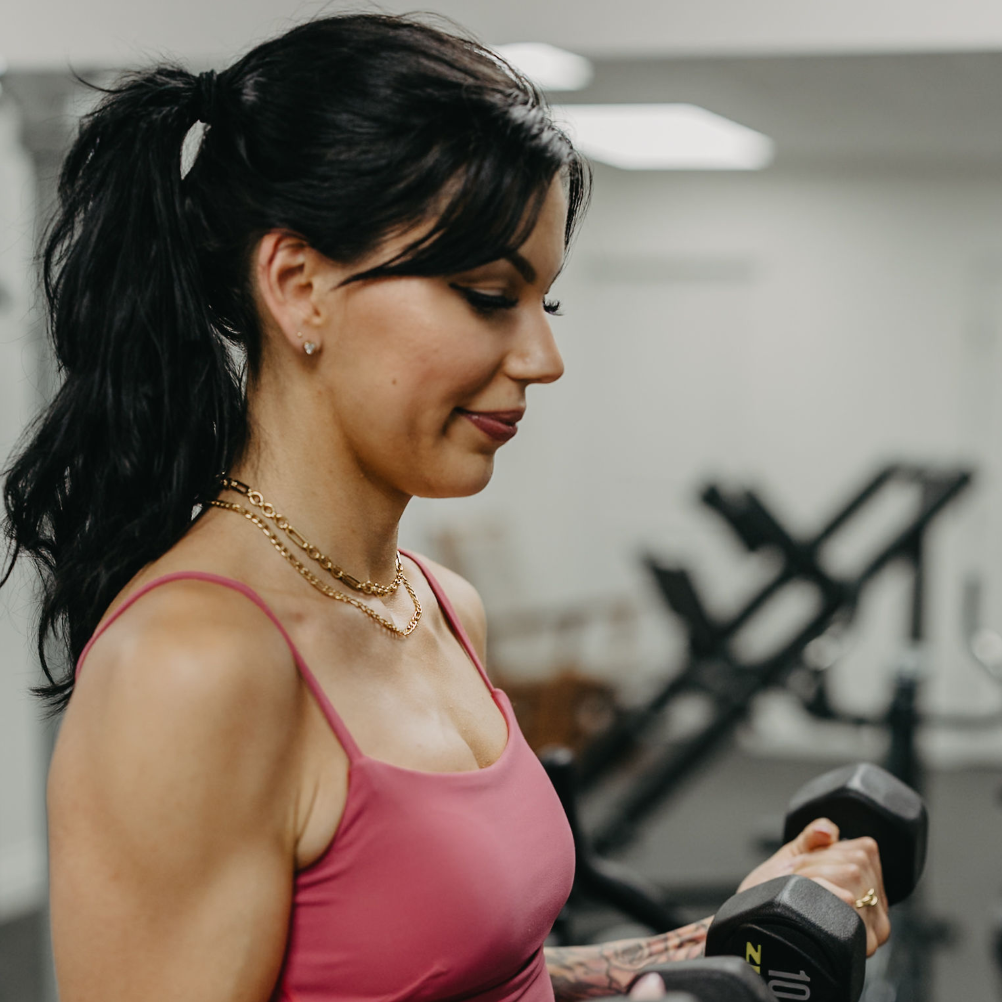 woman wearing Forge figaro chain necklace in 18K gold PVD during workout waterproof sweatproof jewelry