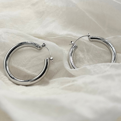 Waterproof, tarnish-free 18K gold. Sweat-proof, hypoallergenic stainless steel for everyday shine.